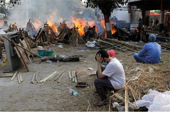 인도에서 지난 1일(현지시간 기준) 코로나19 신규 확진자가 40만명을 넘어섰다./사진=로이터