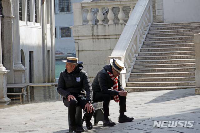 [베네치아=AP/뉴시스]이탈리아 베네치아에서 곤돌라 사공들이 손님을 기다리고 있다. 2020.03.10.