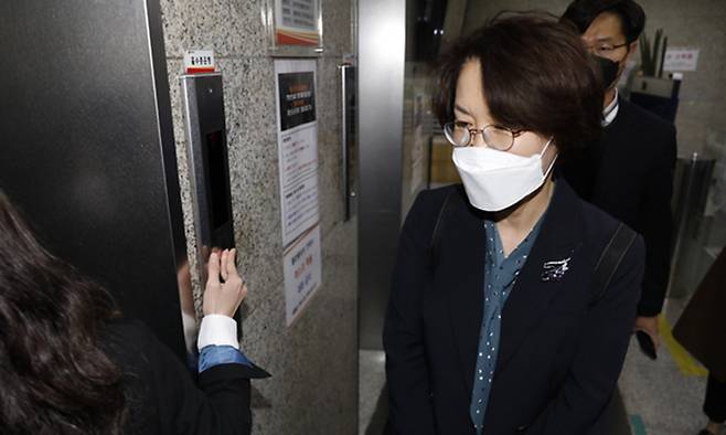 임혜숙 과학기술정보통신부 장관 후보자가 지난달 19일 인사청문회 준비 사무실이 마련된 서울 광화문우체국 빌딩으로 출근하고 있다. 뉴시스