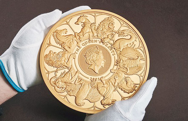 영국왕립조폐국이 1135년 조폐 역사상 최대 크기의 금화를 공개했다. 29일 데일리메일은 영국 조폐국이 지름 20cm, 무게 10kg짜리 거대 금화를 선보였다고 전했다. 이는 50펜스짜리 일반 동전 1250배 수준이다./영국왕립조폐국 ‘더 로열 민트’