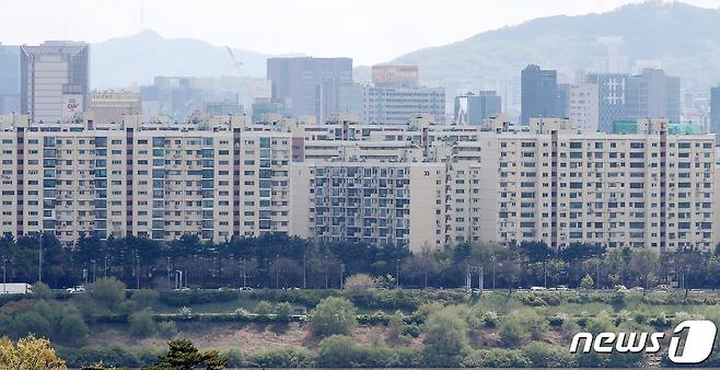 서울 성동구 응봉산에서 바라본 강남구 압구정동 현대아파트의 모습. 2021.4.13/뉴스1 © News1 김진환 기자