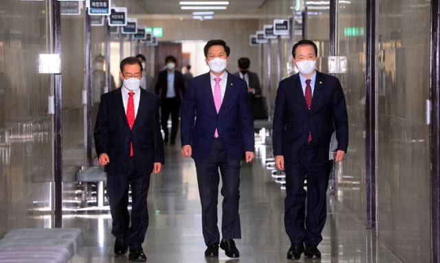 김기현(가운데) 국민의힘 당대표 권한대행 겸 원내대표가 3일 국회에서 열린 비상대책위원회의에 참석하고 있다. 오대근 기자