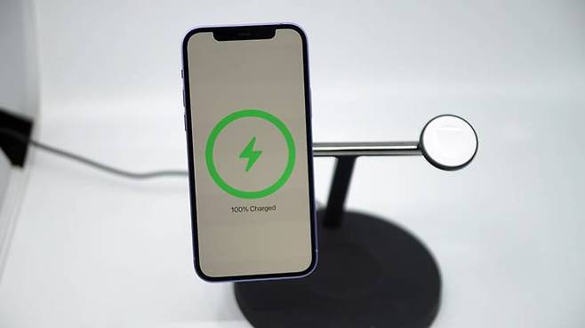 벨킨 맥세이프 충전기에 아이폰 12 퍼플을 충전시키는 모습