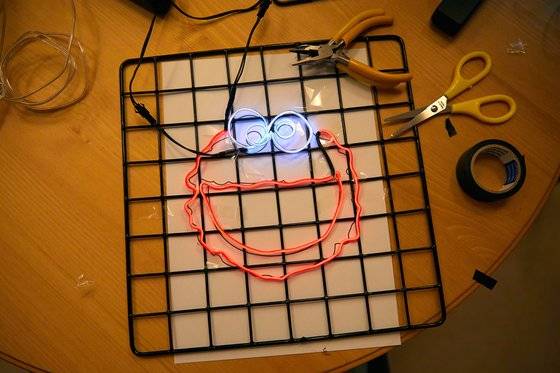 엘모 캐릭터의 얼굴 윤곽에서 입으로 이어지는 부분에 검은색 절연 테이프를 붙이면 서로 떨어진 것처럼 연출할 수 있다.