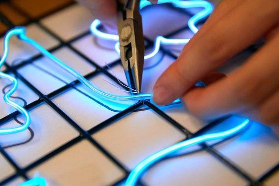실리콘 소재의 네온관은 손으로도 충분히 구부릴 수 있지만, 세밀한 모양을 낼 때는 플라이어(펜치)를 사용하면 좋다.