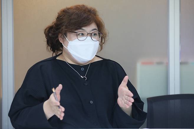 ▲ 박유신 서울 석관초등학교 교사가 지난달 26일 서울 광화문 한 모임공간에서 어린이와 미디어를 주제로 미디어오늘이 진행하는 대담에서 발언하고 있다. 사진=금준경 기자