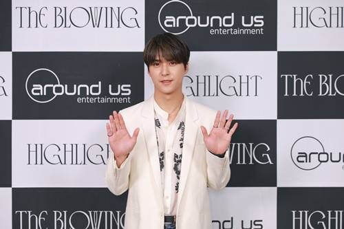 하이라이트 멤버들이 이기광이 작사작곡한 타이틀곡에 대해 소개했다. 사진=어라운드어스