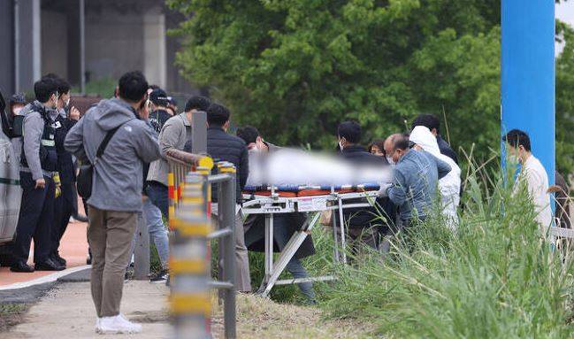 지난달 30일 서울 서초구 반포한강공원 인근 한강에서 구조대원들이 실종 닷새 만에 숨진 채 발견된 손정민 씨의 시신을 수습하고 있다. [연합]