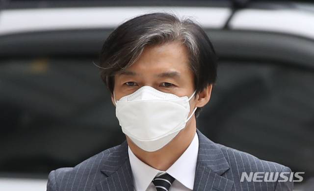 [서울=뉴시스] 조수정 기자 = 조국 전 법무부 장관이 자녀 입시 및 사모펀드 비리와 유재수 전 부산시 경제부시장 감찰무마를 지시한 혐의 공판을 위해 지난해 11월20일 오후 서울 서초구 서울중앙지법으로 들어서고 있다. 2020.11.20.  chocrystal@newsis.com