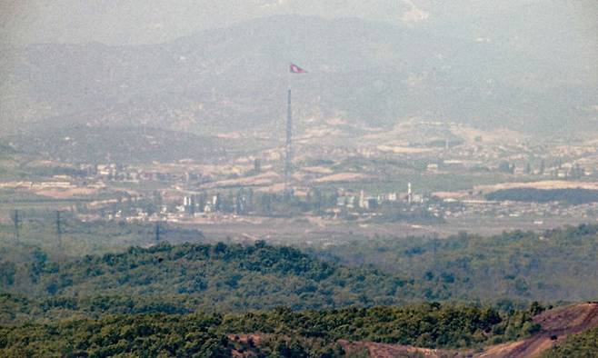 3일 경기 파주시 휴전선 접경지역에서 바라본 서부전선 비무장지대(DMZ) 북한 기정동 마을에 게양된 인공기가 펄럭이고 있다. 파주=연합뉴스