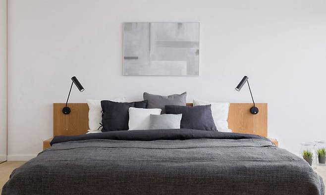 스타일링의 기본은 공간에 대한 이해와 자신의 라이프스타일에 대한 이해다. 벽을 비워두는 것은 액자를 잘못 거는 것보다도 좋지 않다. 좁은 공간을 넓어 보이게 만들려면 면적과 부피가 주는 느낌을 동시에 개선해야 한다. 소파는 뒷벽의 3분의 2 이내여야한다. 게티이미지