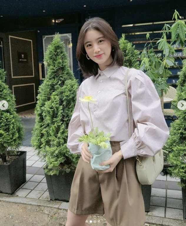 Hyeolim, from the group Wonder Girls, showed off her innocent look on her sporadic hair.Hyeolim posted a picture on his instagram on the 4th with an article entitled Wind Floating Day. My Head Scattering. Take Umbrella.In the open photo, Hyeolim poses in front of the cafe with a pot in his hand.Especially Hyeolim is showing off his beautiful looks even in his head scattered on the wind and does not forget a clear smile.Meanwhile, Hyeolim married Taekwondo player Shin Min-chul, who had been dating for seven years, in July last year.