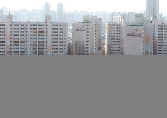 노형욱 국토교통부 장관 후보자와 오세훈 서울시장이 민간 재건축·재개발 규제 완화를 놓고 대립각을 세우는 가운데 2차 정밀안전진단 결과를 기다리고 있는 서울 양천구 목동아파트 5단지 전경. 뉴스1