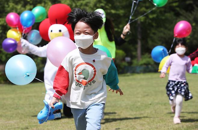 3일 오전 경기도 수원시 장안구 경동원에서 아이들이 함께 환하게 웃으며 달리기를 하고 있다. 연합뉴스