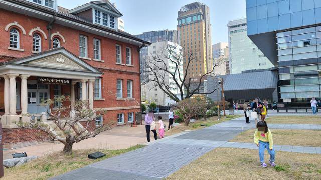서울 서대문구 독도체험관에서 10분 거리에 위치한 배재학당역사박물관에 견학을 나온 이들이 삼삼오오 모여있다. 이유지 기자