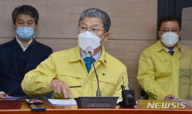 [광주=뉴시스] 변재훈 기자 = 서대석 광주 서구청장이 23일 오후 구청 3층 상황실에서 기자간담회를 열고 지난 2018년부터 올해 11월까지 3년여 간 주정차 단속 실적 중 임의 삭제된 내역에 대해 설명하고 있다. 단속 적발 자료가 무단 삭제된 차량 228대 중 5급 이하 공무원·기초의원도 다수 포함돼 있는 것으로 드러났다. 2020.12.23. wisdom21@newsis.com