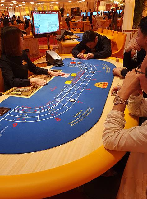 ▲마카오의 한 카지노에서 고객이 바카라 게임을 하고 있다. ⓒ프레시안