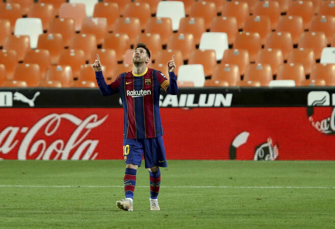 바르셀로나 리오넬 메시가 3일 발렌시아전에서 팀의 3번째 골을 터뜨린 뒤 세리머니하고 있다. AP연합뉴스