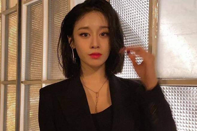 Ji-yeon of group T-ara reported on the current situation.On the 3rd, Ji-yeons personal Instagram posted a picture. Ji-yeon released the all-black fashion suit without any comment.Ji-yeon created a stylish look with a hairstyle that left hair behind one ear and neat and sophisticated accessories.A clear face on a small face made Ji-yeons beauty more prominent.Noh Hong-chul, who saw the post, attracted peoples attention by commenting, Register to register and register to register.Meanwhile, Ji-yeon will return to the house theater with KBS new drama Imitation.Imitation is an Idol tribute to support all the stars who dream of real in time for the Idol 1 million entertainment notice.Ji-yeon is divided into the top female solo Larima which is the best in the Idol system in the drama.