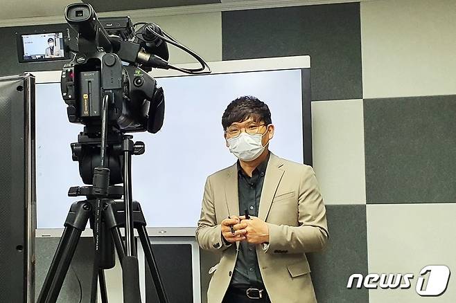 조우재 수의사가 4일 한국반려동물아카데미에서 '동물과 행복하게' 비대면 강의를 하고 있다. © 뉴스1 최서윤 기자