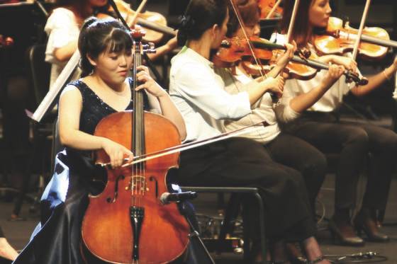 장신행씨가 지난 2017 제6회 초록우산어린이재단 나눔음악회에서 연주하는 모습. 신행씨는 현재 서울대 음대에서 첼로를 전공하며 유학을 준비하고 있다. 제공 장신행씨