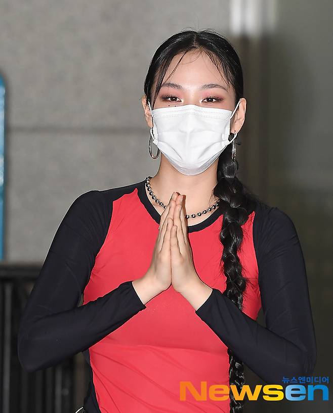 Singer BB is entering MBC Dream Center in Dong-gu, Ilsan, Goyang City, Gyeonggi Province, on the afternoon of May 5th to attend MBC M Show Champion schedule.