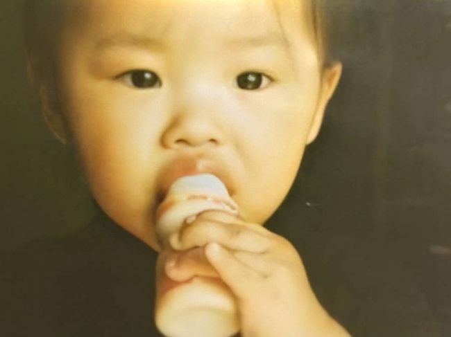 Group MAMAMOO (Sola, Moonbyul, Wheein, Hwasa) member Wheein has gone on a memorable trip.On the afternoon of the 5th, MAMAMOO Wheein posted a picture of his childhood on his personal SNS, saying he was a young man.In the photo, MAMAMOO Wheein is proud of his eyes, which are full of cuteness, and the atmosphere is constantly attracting attention.The fans are communicating with Wheein with comments such as Oguogu, Why are you so cute?, Really Wheezy, Baby Wheein and Socut.On the other hand, MAMAMOO Wheein released his first mini album Redd on the 13th of last month.MAMAMOO Wheein SNS