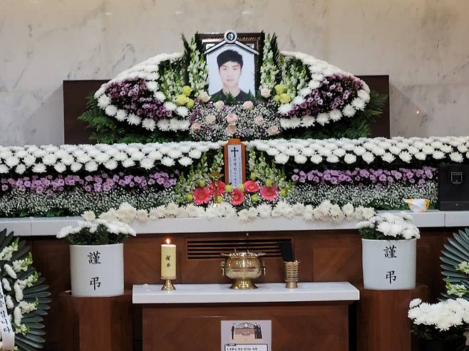 지난달 25일 서울 반포한강공원 수상택시승강장 근처 잔디밭에서 대학 친구와 함께 술을 마시다가 실종된 뒤 닷새 만에 실종지점에서 싸늘한 주검으로 발견된 손정민(21) 씨의 빈소가 2일 서울 강남구 서울성모병원 장례식장에 차려져 있다.최영권 기자 story@seoul.co.kr