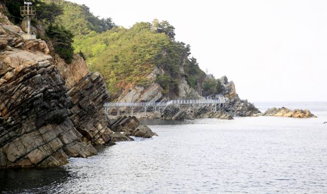 바다부채길은 2,300만년 전 한반도의 지각변동을 관찰할 수 있는 곳으로 일대가 천연기념물로 지정돼 있다. 사진은 심곡항에서 바라본 정동심곡바다부채길.