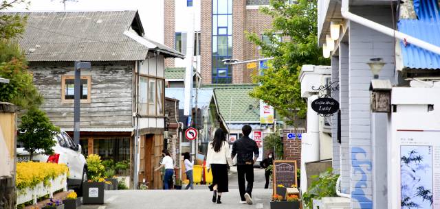 강릉 구도심 명주동은 다양한 드립 커피를 맛볼 수 있는 신흥 커피거리다. 골목골목 적산가옥·방앗간을 개조한 커피 가게들이 즐비하다.