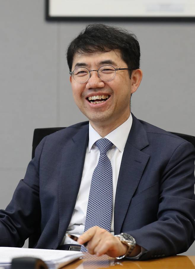 오종한 법무법인 세종 대표가 인터뷰 도중 활짝 웃고 있다./남강호 기자