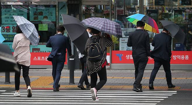 지난 4일 오후 울산시 남구 한 거리에서 시민들이 우산으로 비바람을 막으며 걸어가고 있다. 연합뉴스
