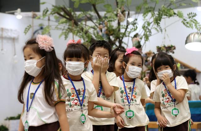2015년 6월 대구 엑스코에서 열린 대구꽃박람회를 찾은 어린이들이 마스크를 쓰고 전시회장을 둘러보고 있다. 연합뉴스