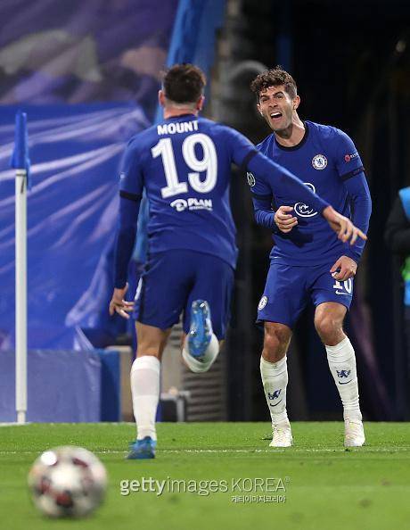 득점 후 동료에 달려가는 마운트. 사진=게티이미지