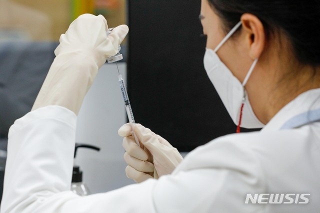 3일 오전 서울 용산구보건소에서 의료진 아스트라제네카(AZ) 백신을 접종 준비를 하고 있다. [뉴시스]
