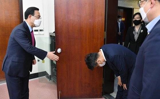 이철희 청와대 정무수석(오른쪽)이 4월 22일 오후 서울 여의도 국회에서 주호영 전 국민의힘 대표 권한대행을 예방해 허리숙여 인사하고 있다. 뉴스1