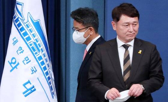 4월 16일 이철희 정무수석이 취임 인사말을 하기 위해 단상으로 오르며 최재성 전 정무수석과 교차하고 있다. 연합뉴스