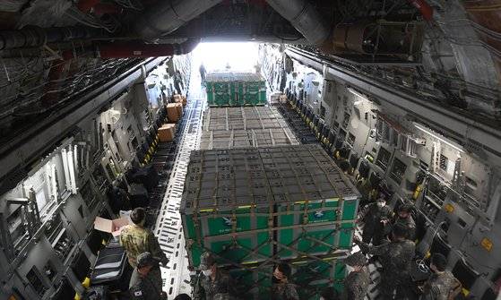 공수화물을 가득 적재한 C-17 수송기 내부 모습. [국방일보]