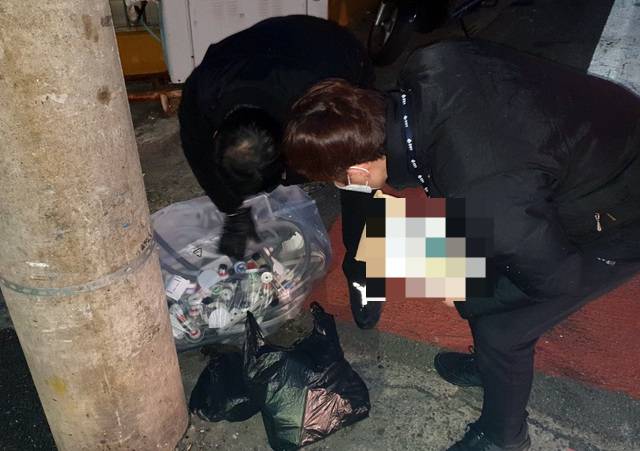 부산 금정구 무단투기 단속반 모습./사진=뉴시스 (금정구 제공)