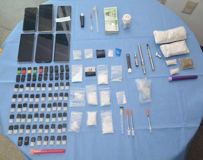 경찰이 압수한 범행에 사용된 도구와 마약 등