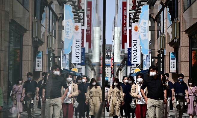 4일(현지시간) 일본 도쿄의 한 거리를 마스크를 쓴 시민들이 걷고 있다. 도쿄=AFP연합뉴스