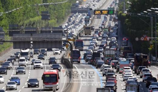 5일 ‘어린이날’ 나들이 차량들로 경부고속도로 반포IC 상하행선이 모두 혼잡하다. 노형욱 국토교통부 장관 후보자는 전날 인사청문회에서 경부고속도로 서울 한남대교~경기 화성 동탄 구간을 입체적으로(지하도로로) 확장하는 방안을 검토하겠다고 밝혔다.박지환 기자 popocar@seoul.co.kr