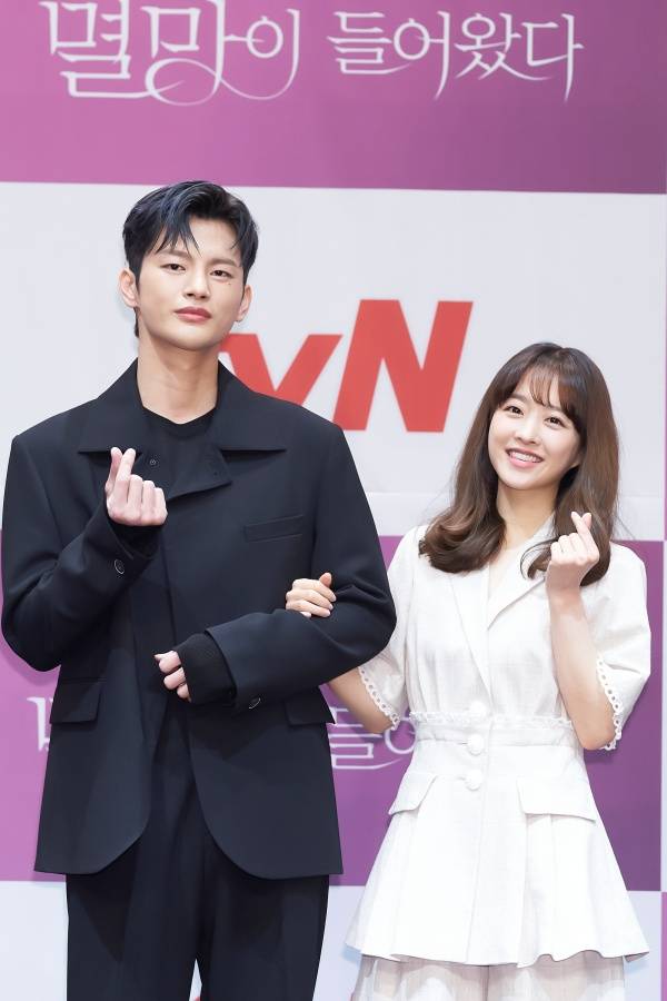 ▲ 배우 서인국(왼쪽), 박보영이 tvN 새 드라마 '어느 날 우리 집 현관으로 멸망이 들어왔다' 제작발표회에서 포즈를 취하고 있다. 제공ㅣtvN