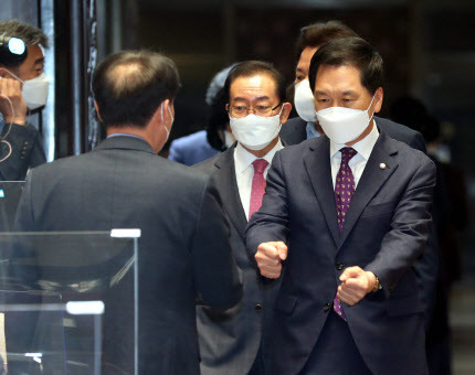 김기현 국민의힘 당 대표 권한대행 겸 원내대표가 6일 오전 서울 여의도 국회에서 열린 긴급의원총회에 입장하며 동료 의원과 인사하고 있다.(사진=연합뉴스)