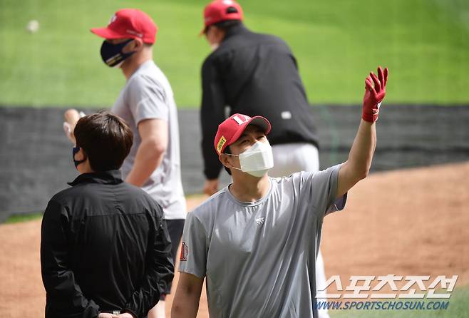 뿌연 하늘 바라보고 있는 김강민.