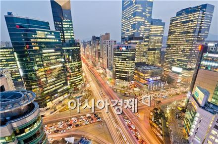 강남역 일대에 고층빌딩들이 줄을 지어 있다. [사진=아시아경제DB]