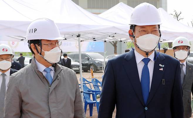 김영록 전남지사(왼쪽)가 7일 나주 빛가람혁신도시를 방문한 송영길 더불어민주당 대표와 한국에너지공대 부지를 시찰하고 있다. /전남도 제공