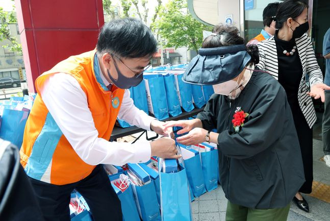 손병두 한국거래소 이사장(왼쪽)이 건강식품을 전달하고 있다. ⓒ거래소