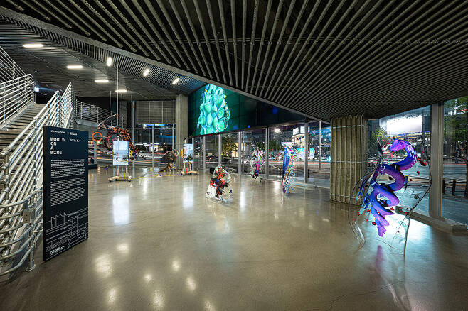 현대모터스튜디오 서울 월드 온 어 와이어展 내부 전경
