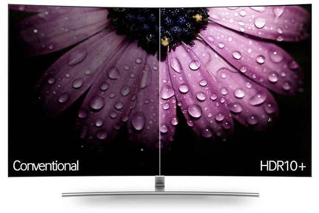 제조사는 HDR 기술 이해를 돕기 위해 이런 비교 사진을 많이 쓴다. 그러나 실제 느낌과는 차이가 크다. HDR은 효과가 뛰어나지만, 실제로 보지 않으면 그 진가를 알기 어렵다 (출처=삼성전자)